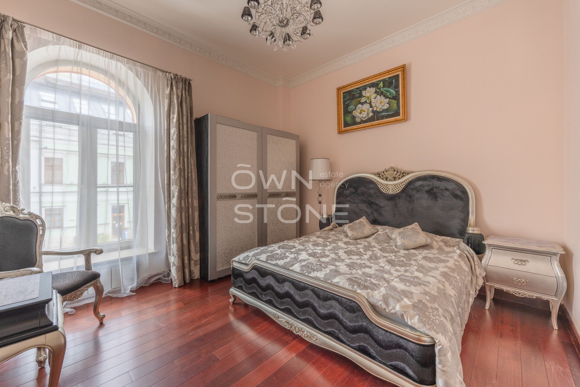 4-комнатная, 180 м² — 400 000 ₽