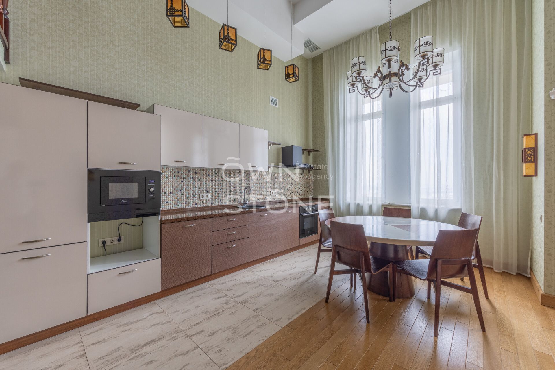 2-комнатная, 100 м² — 215 000 ₽