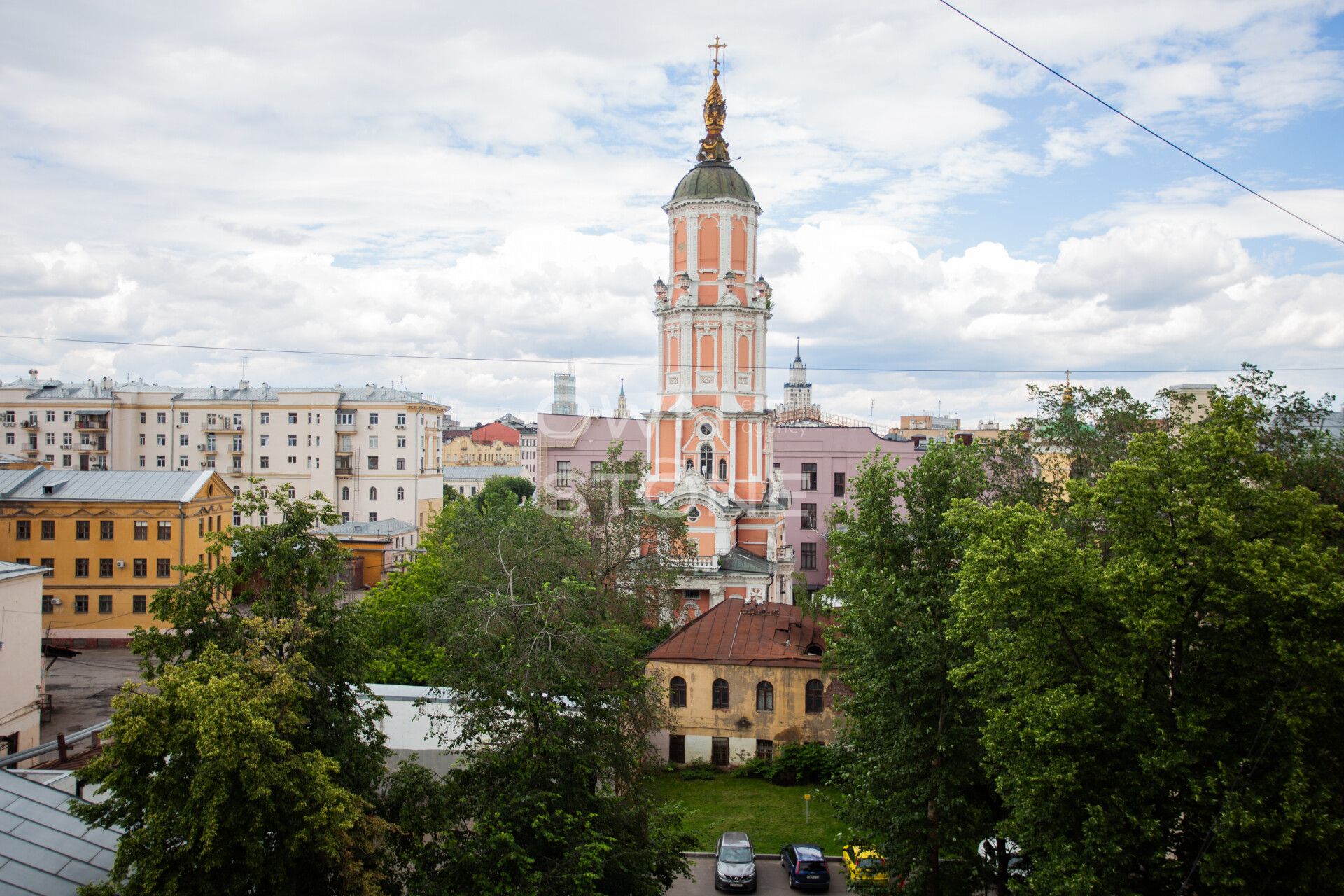 5-комнатная, 220 м² — 450 000 ₽