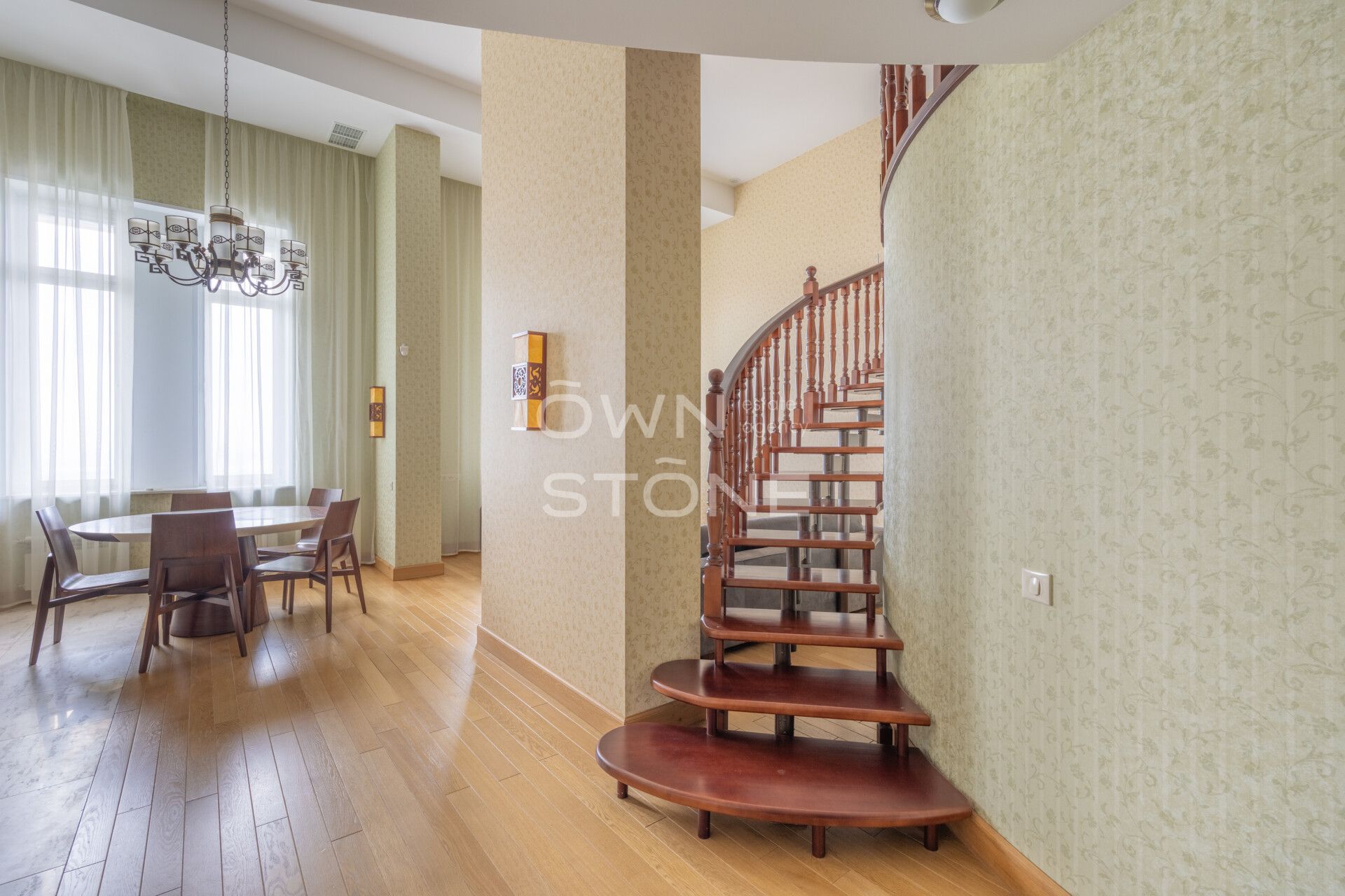 2-комнатная, 100 м² — 215 000 ₽