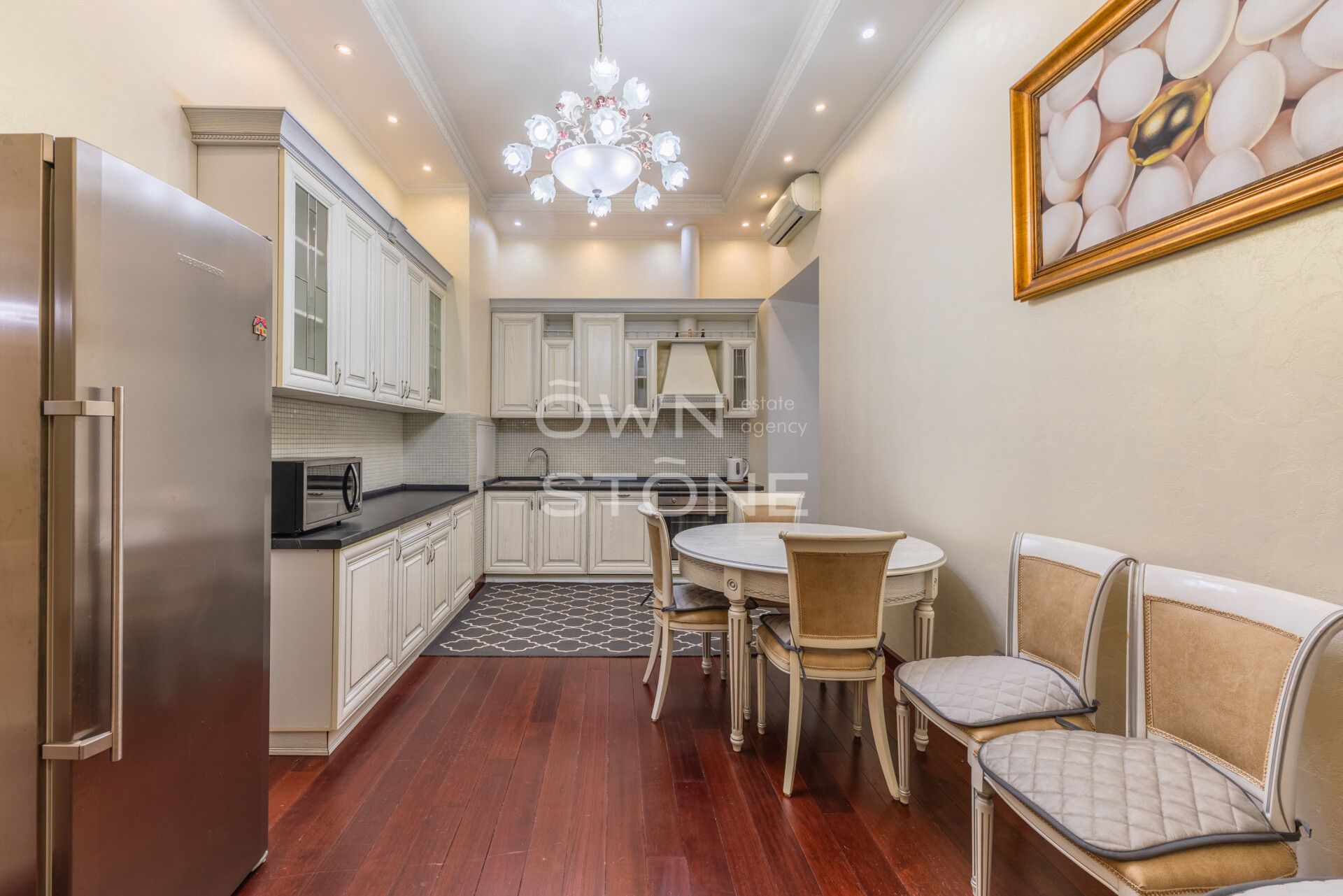 4-комнатная, 180 м² — 400 000 ₽