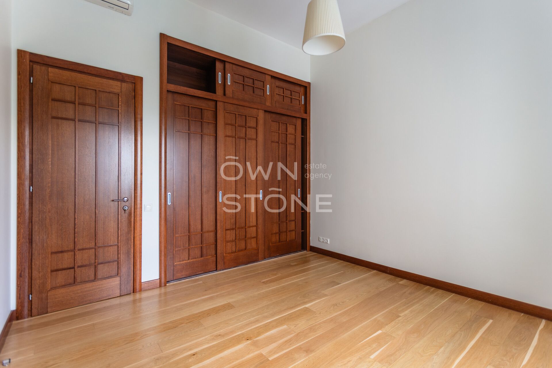 5-комнатная, 220 м² — 450 000 ₽