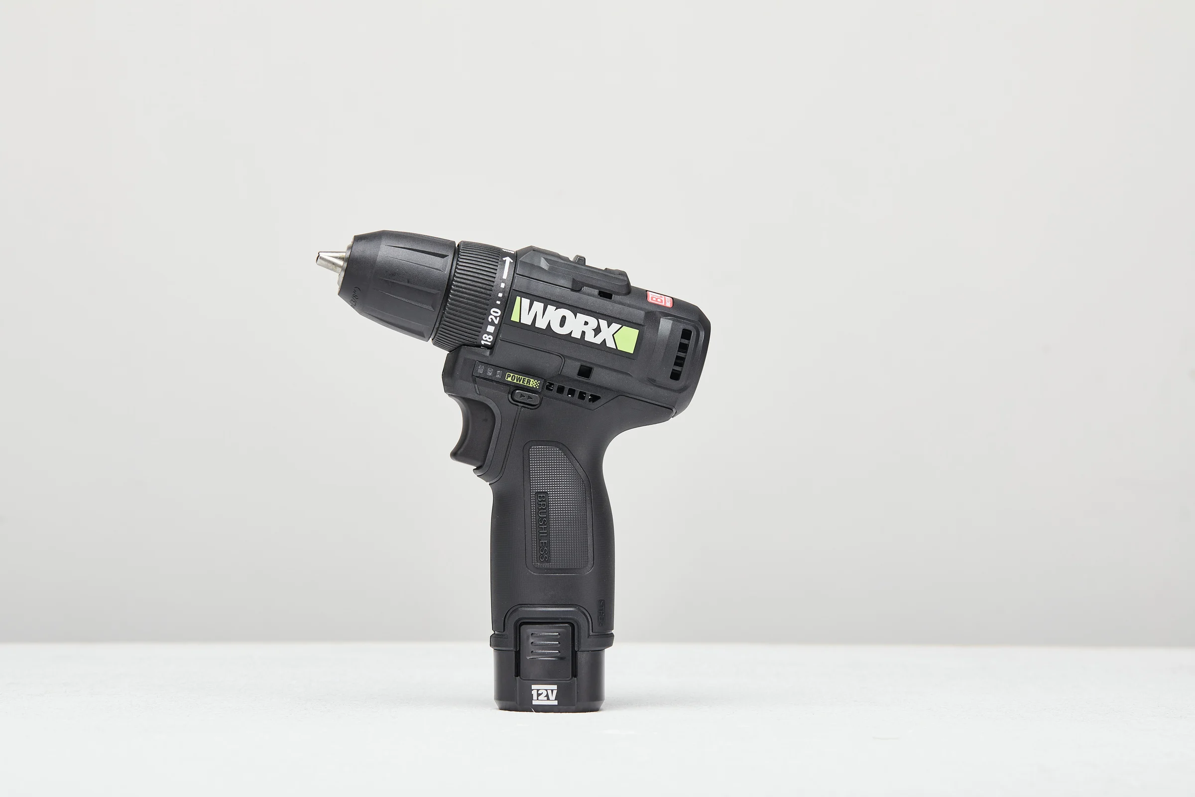 Аккумуляторная дрель-шуруповерт WORX Professional 12В, 38Нм, 2Ач х2 + 1,5 А WE210.2