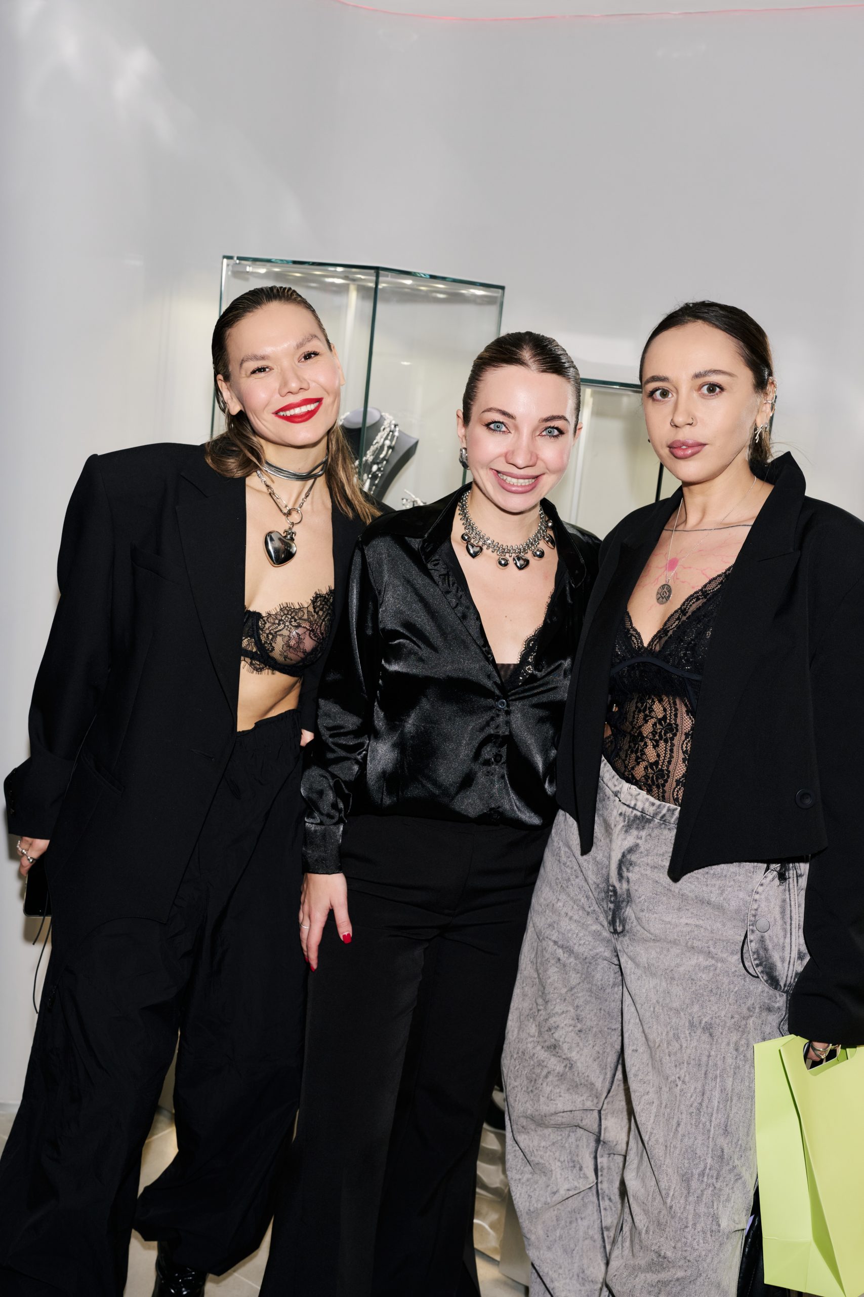 Алина Кузнецова, Виктория Принь (пиар RUSHEV), Женя Арон