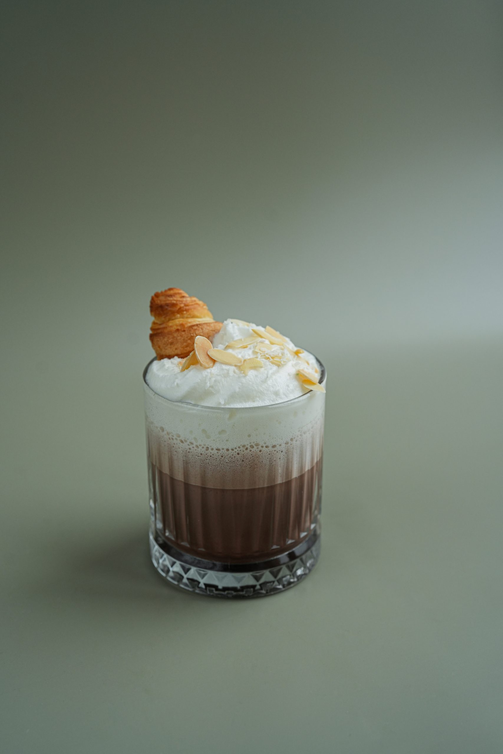 Croissant Atelier_какао Ирландский крем и кокос (650 руб.) 01