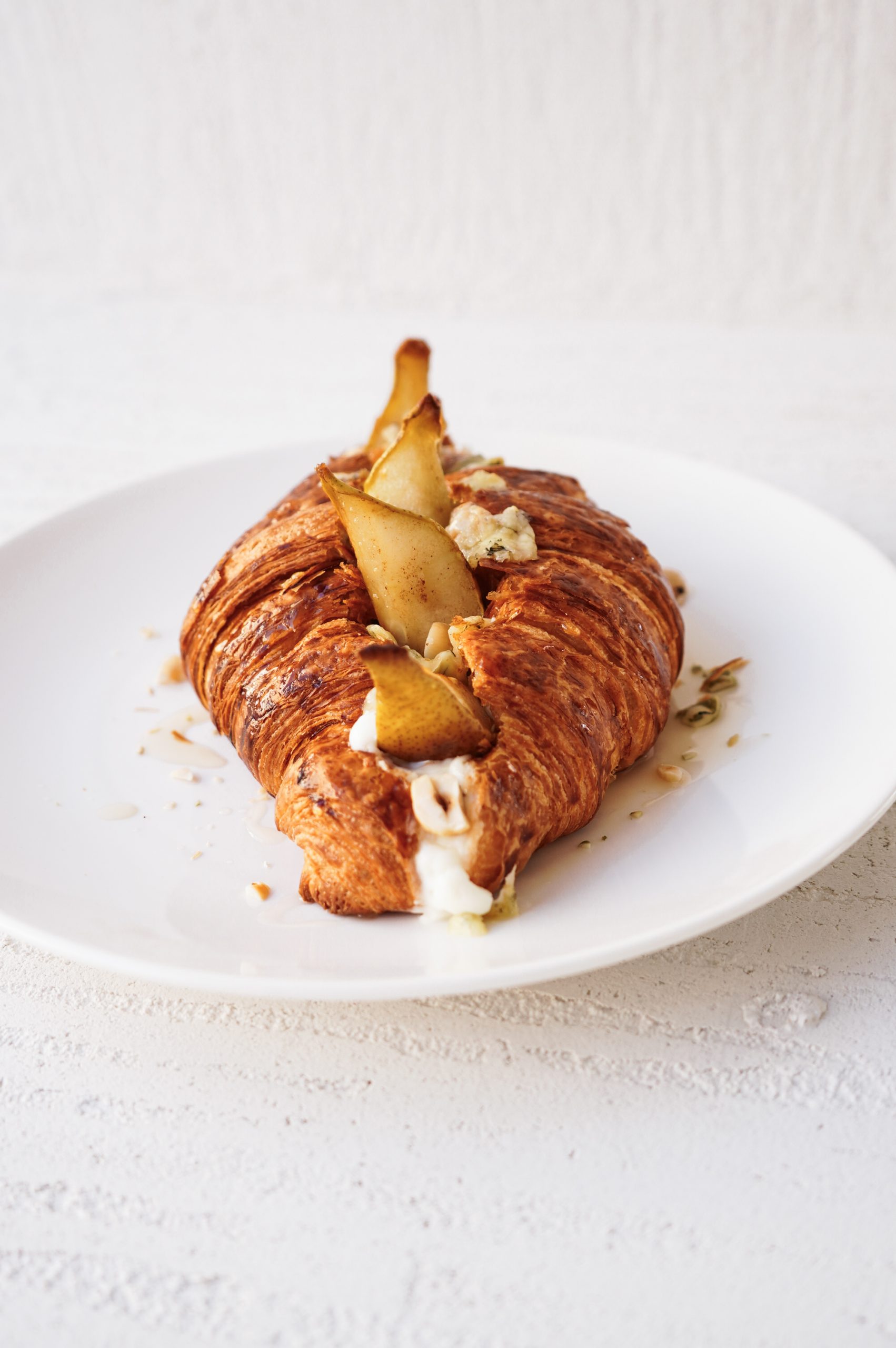 Croissant Atelier круассан Груша с горгонзолой (690 руб)