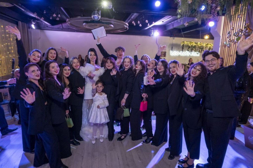 На фото: Сона Меликян, ее дочь Ева, артисты Академии Ларисы Долиной и Sona Dance Theatre