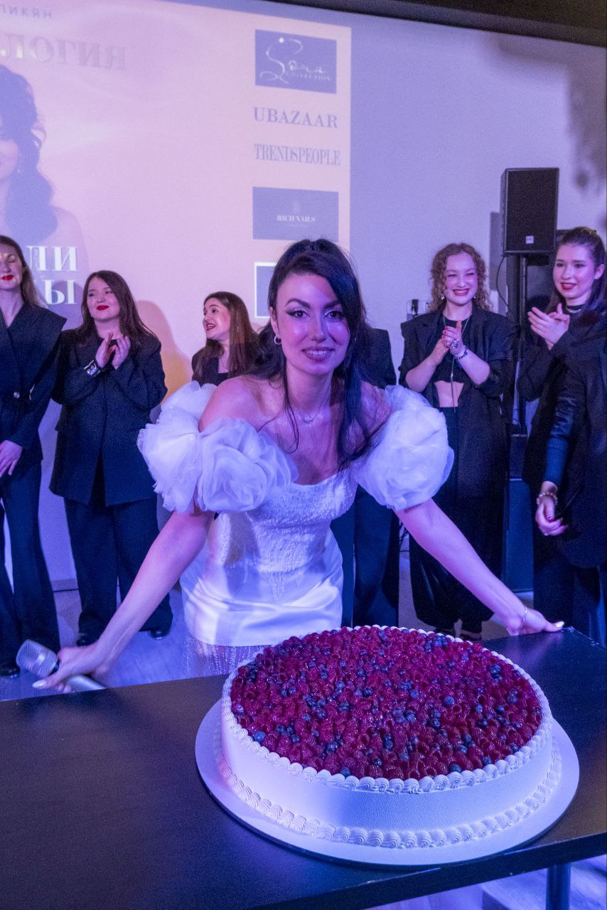 На фото Сона Меликян
Торт от кондитера Ксении Петровой