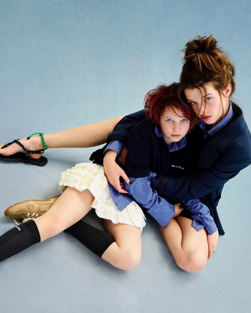 Эвер Андерсон с сестрой. Фото: соцсети