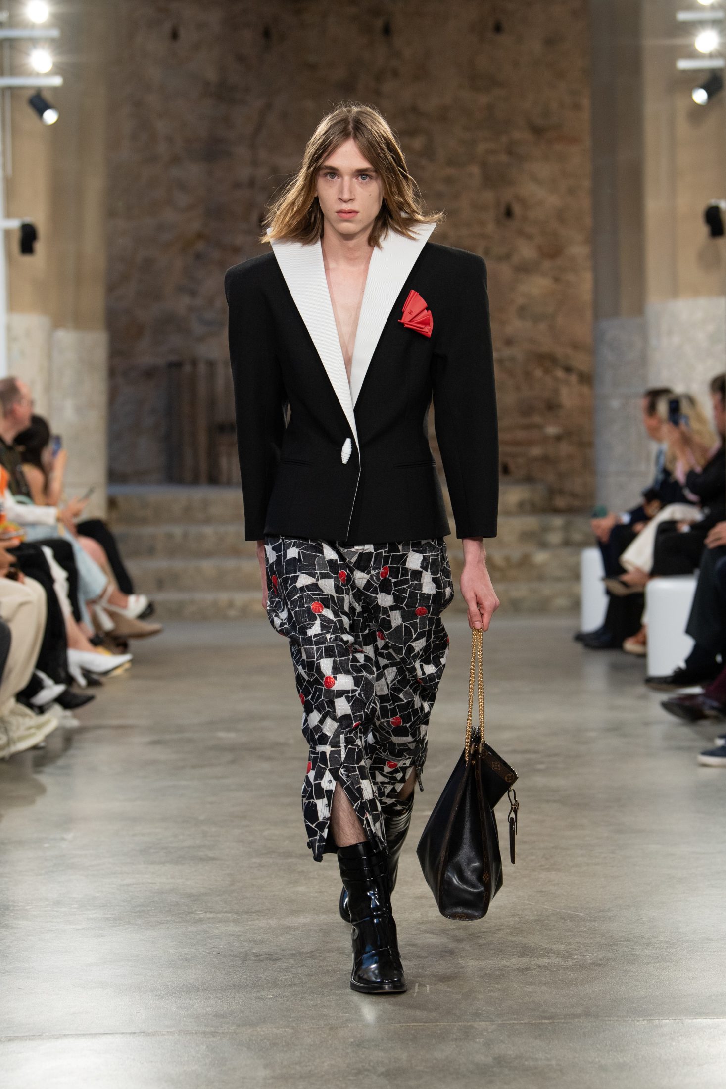 Мечты о Барселоне: круизный показ Louis Vuitton 2025
