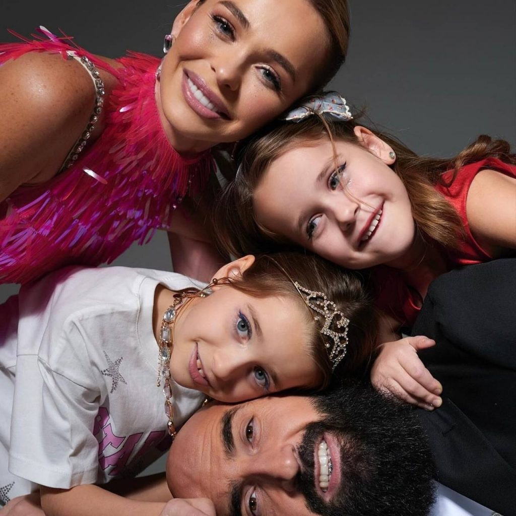 Анна Хилькевич с мужем Артуром и детьми. Фото: социальные сети