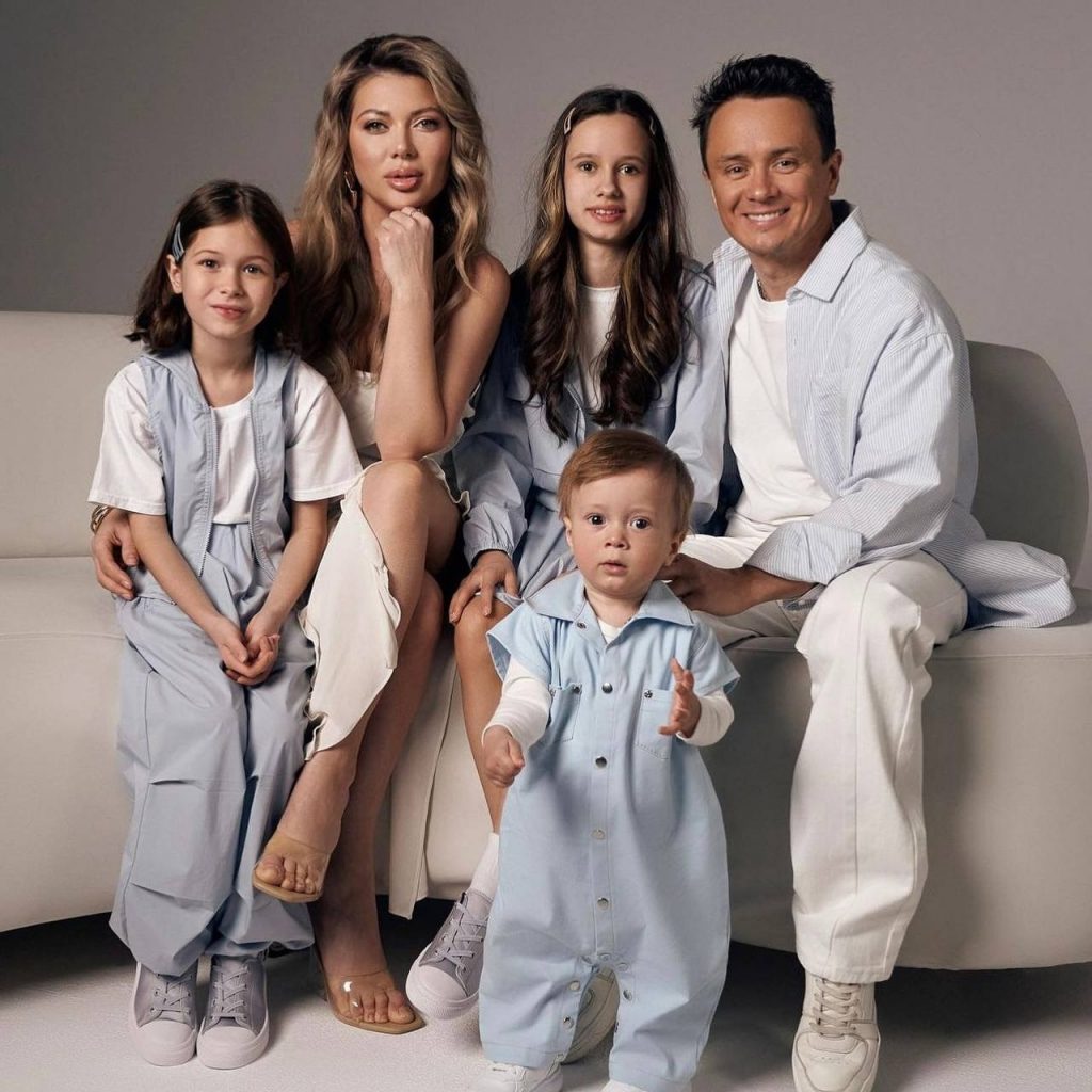 Илья Соболев с женой Натальей и детьми. Фото: социальные сети