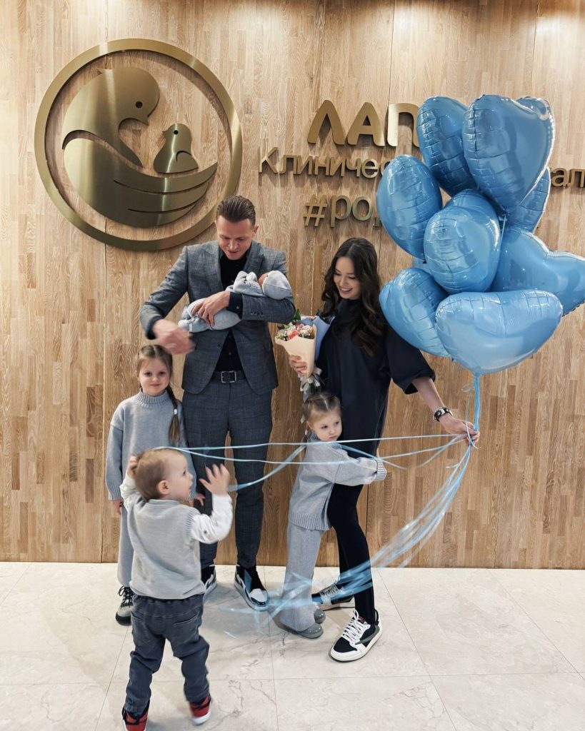 Дмитрий Тарасов и Анастасия Костенко с детьми. Фото: социальные сети