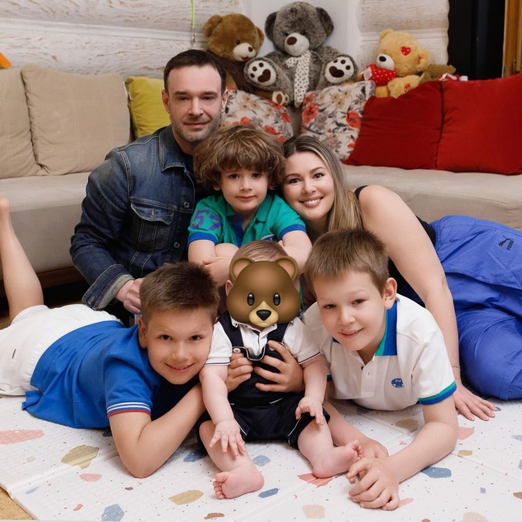 Мария Кожевникова с мужем Евгением и детьми. Фото: социальные сети