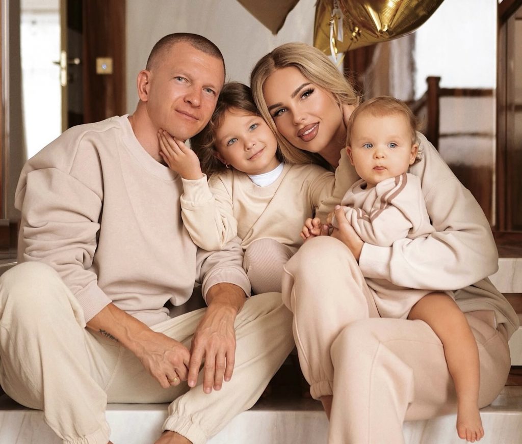 Пашу и Ханна с детьми. Фото: социальные сети