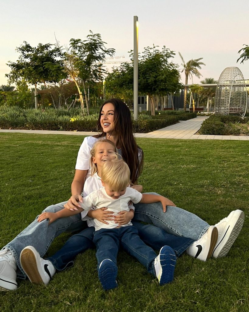 Нюша с детьми. Фото: социальные сети