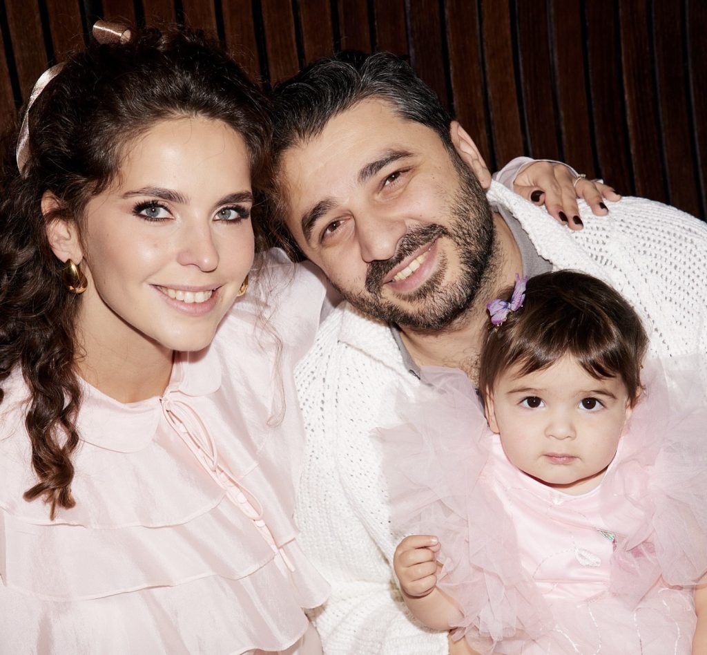 Сарик Андреасян и Лиза Моряк с дочерью. Фото: социальные сети