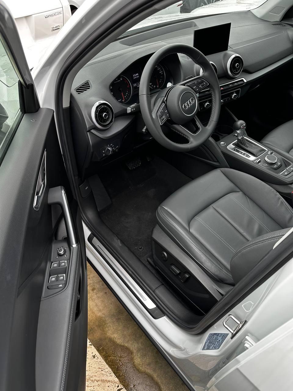 Audi Q2L 7