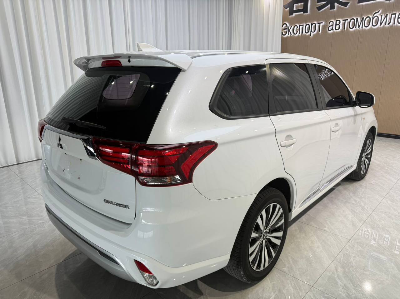 Mitsubishi Outlander 4