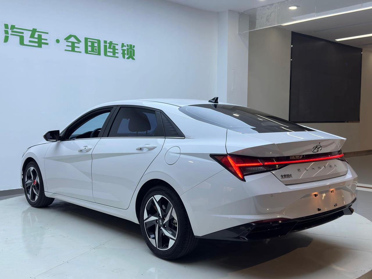 Hyundai ELANTRA 2