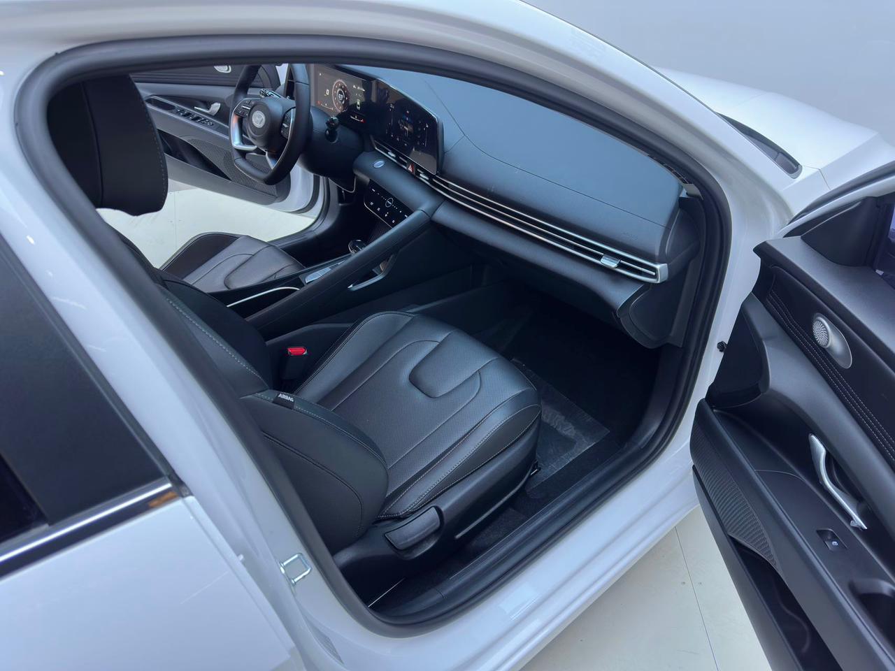 Hyundai ELANTRA 4