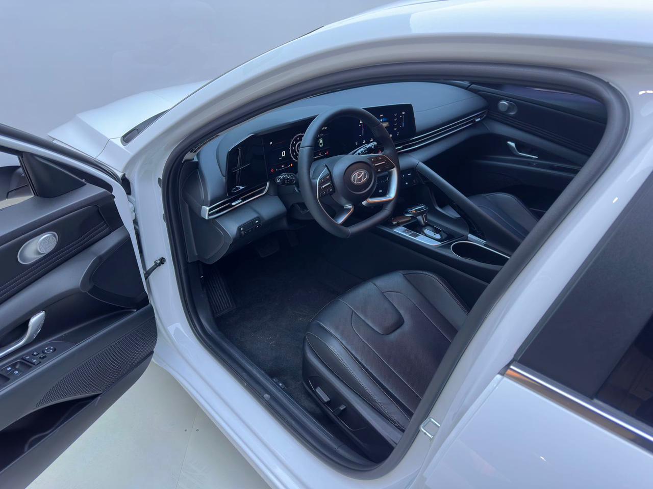 Hyundai ELANTRA 5