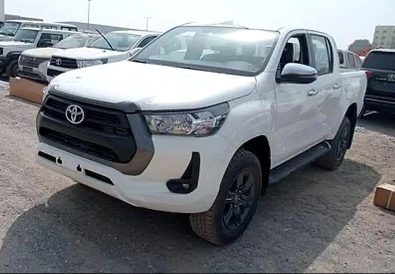 Toyota HILUX DLX MID 2
