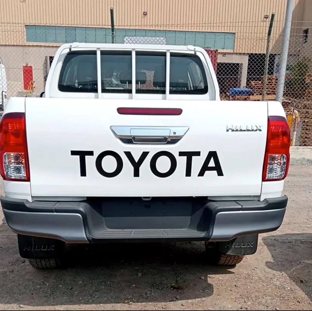 Toyota HILUX DLX MID 3