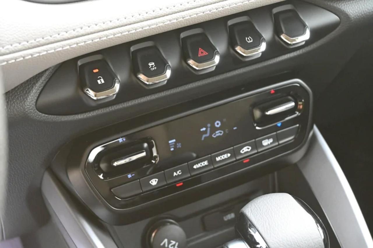 Chevrolet GROOVE LT 5
