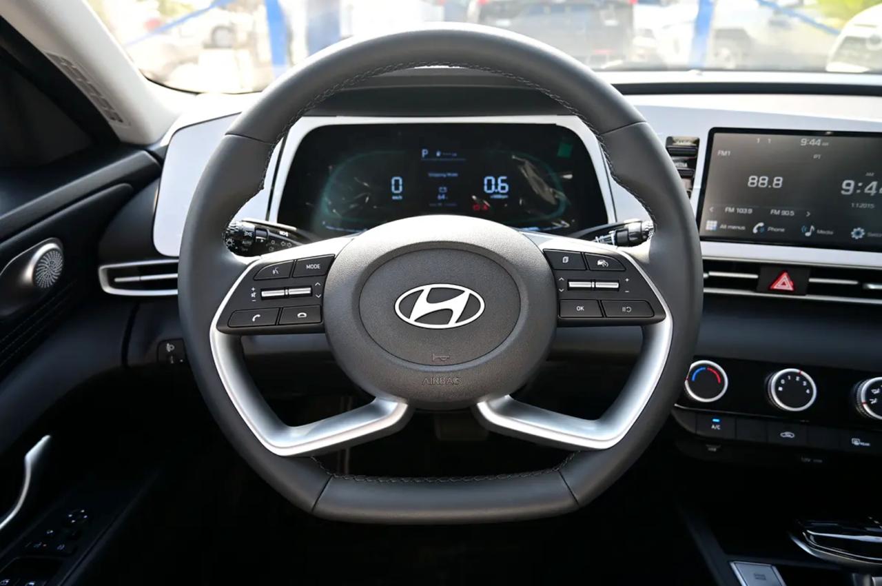 Hyundai ELANTRA 5