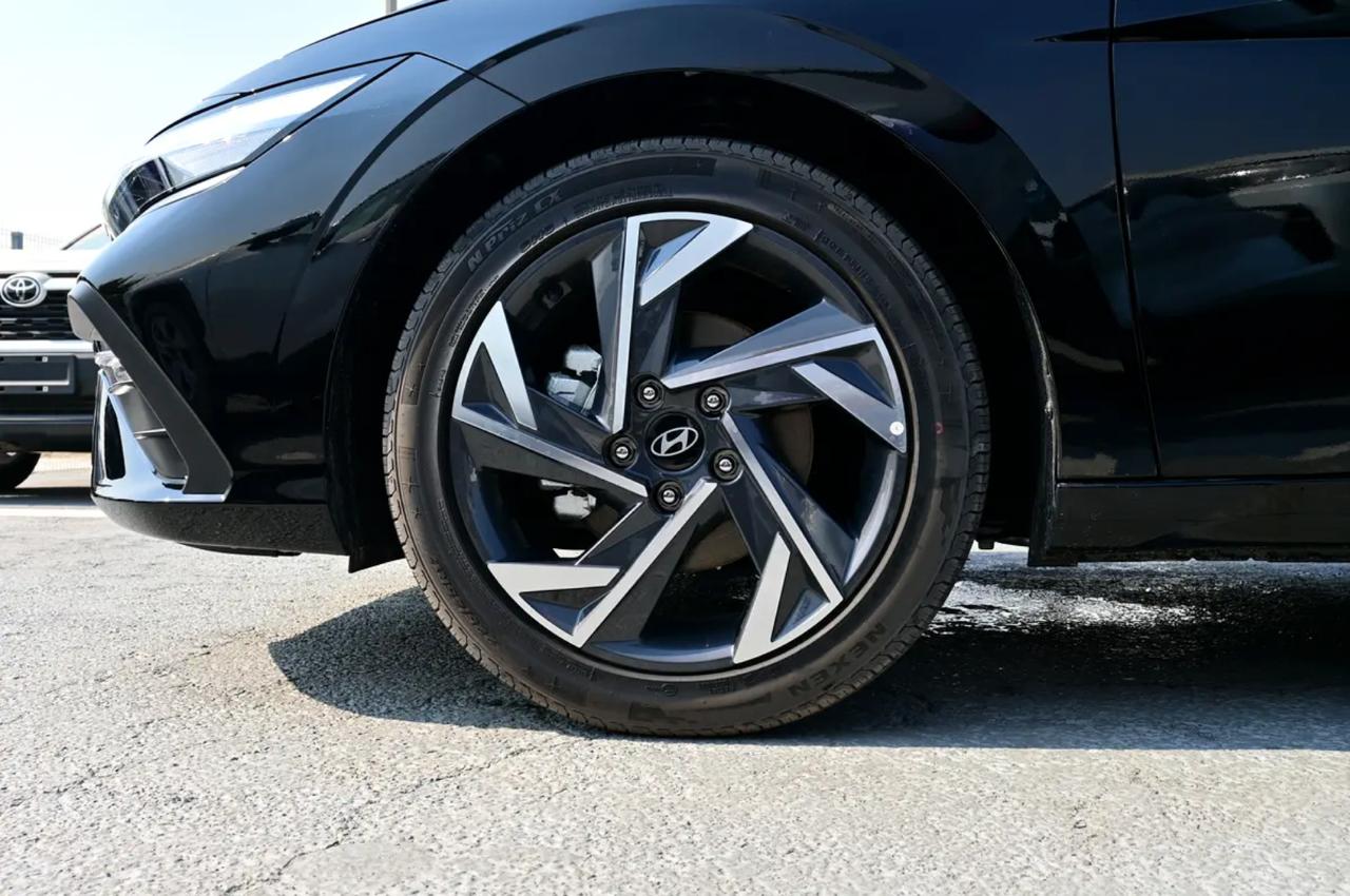 Hyundai ELANTRA 8