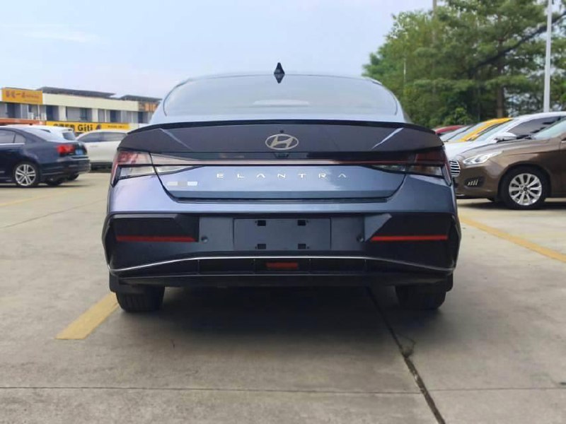 Hyundai Elantra 4