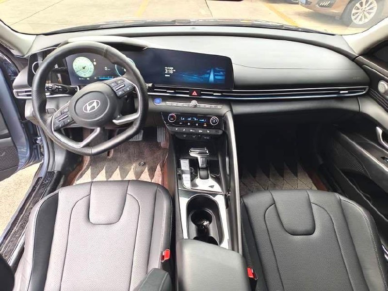 Hyundai Elantra 5