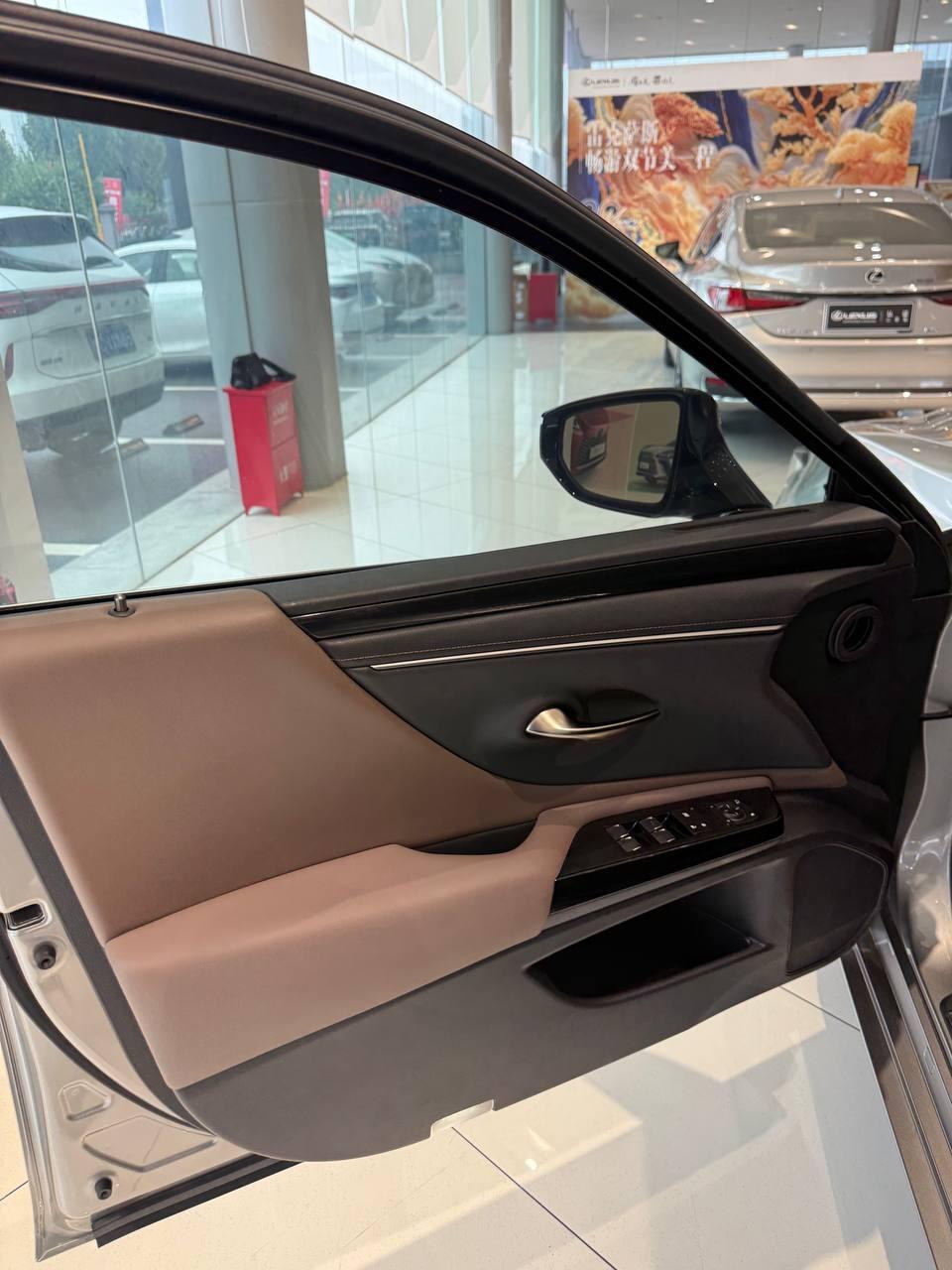 Lexus ES300h Premium Edition 4