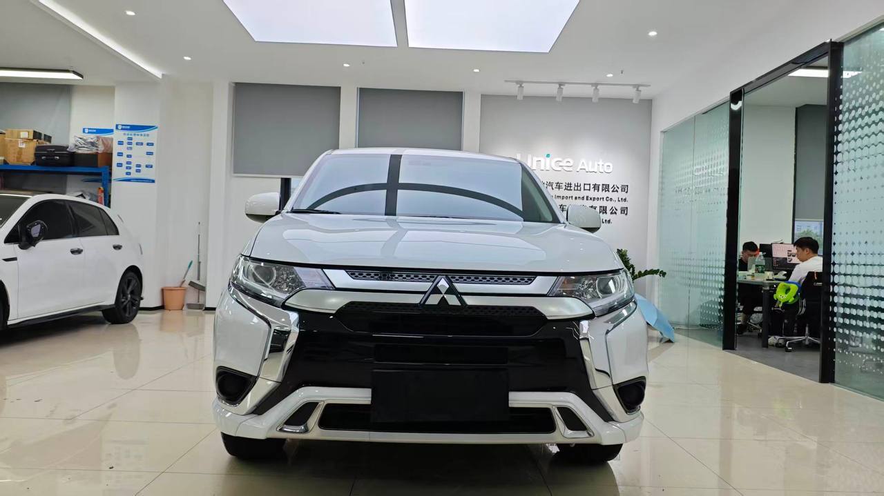 Mitsubishi OUTLANDER 4