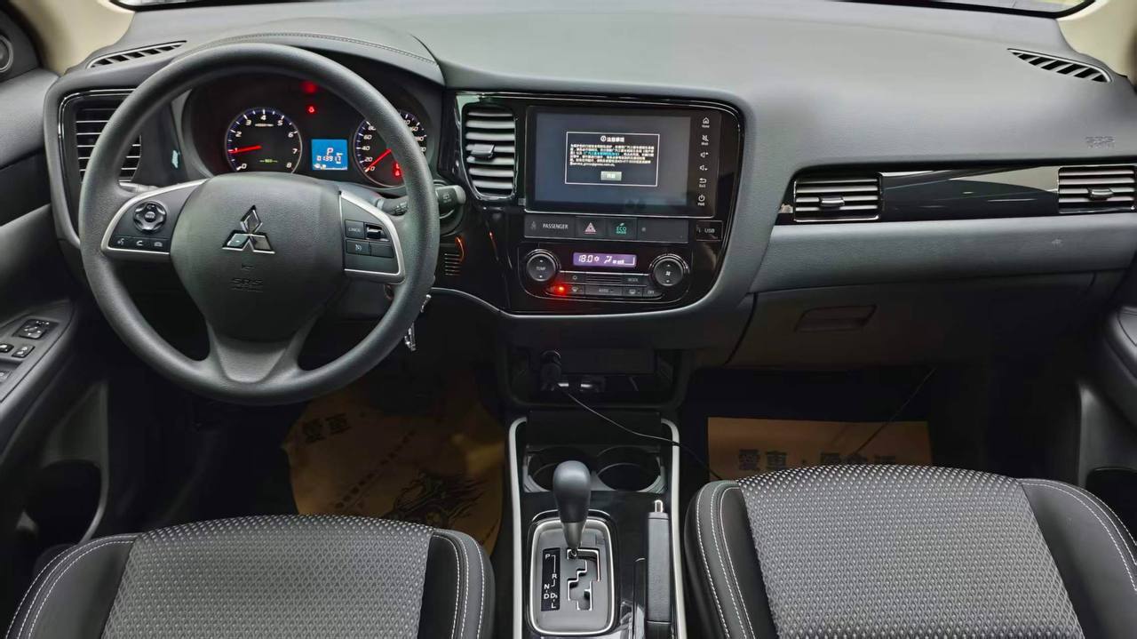 Mitsubishi OUTLANDER 7