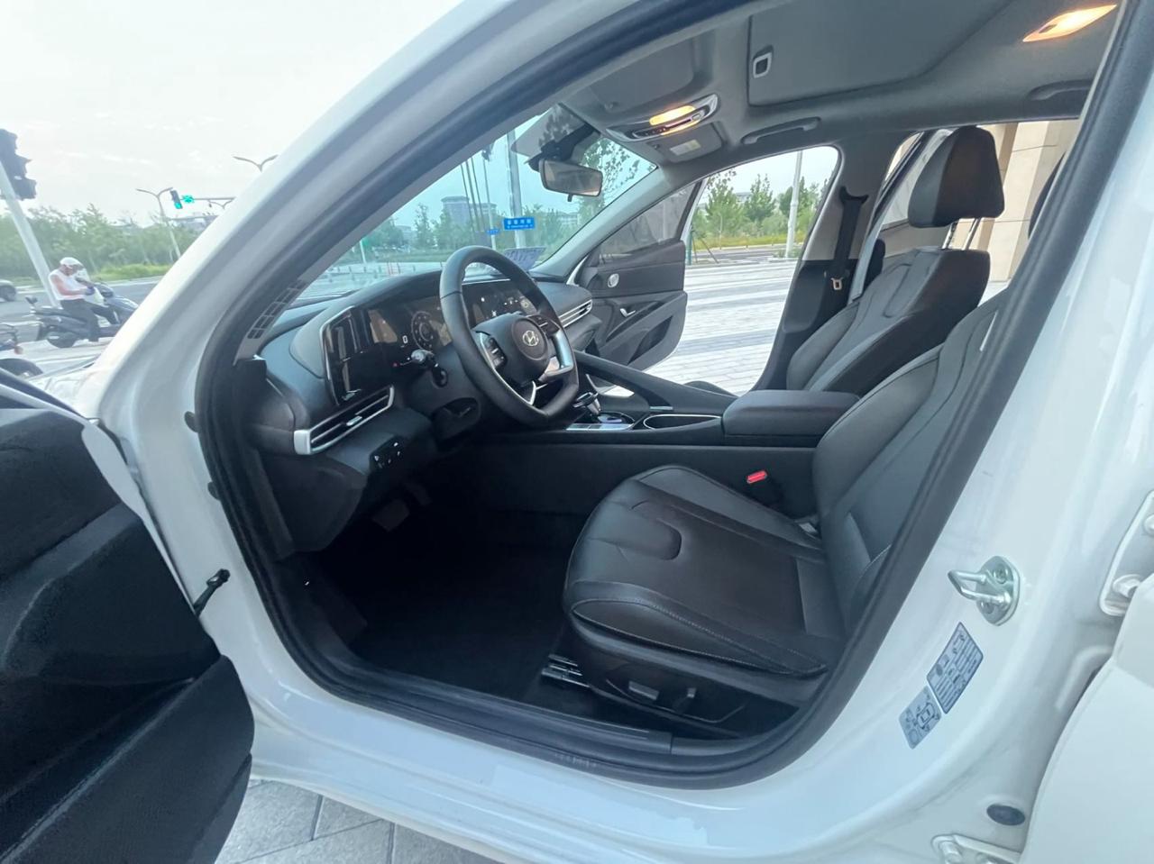 Hyundai Elantra 4