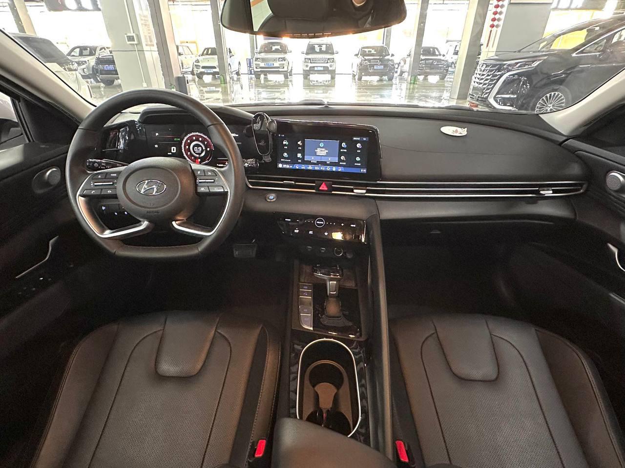 Hyundai ELANTRA 8