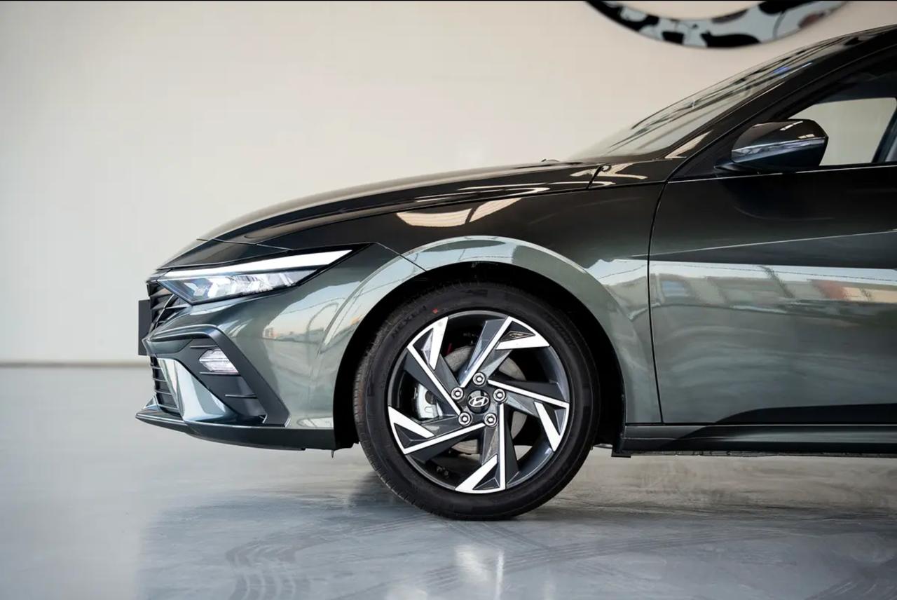 Hyundai ELANTRA 4