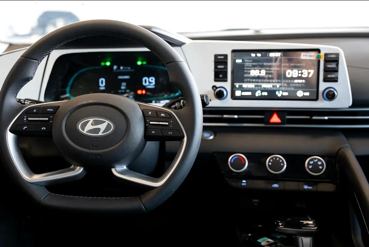 Hyundai ELANTRA 5