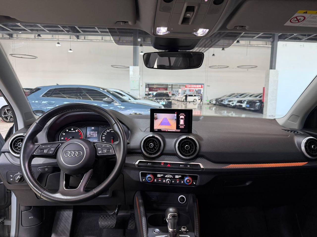 Audi Q2L 7