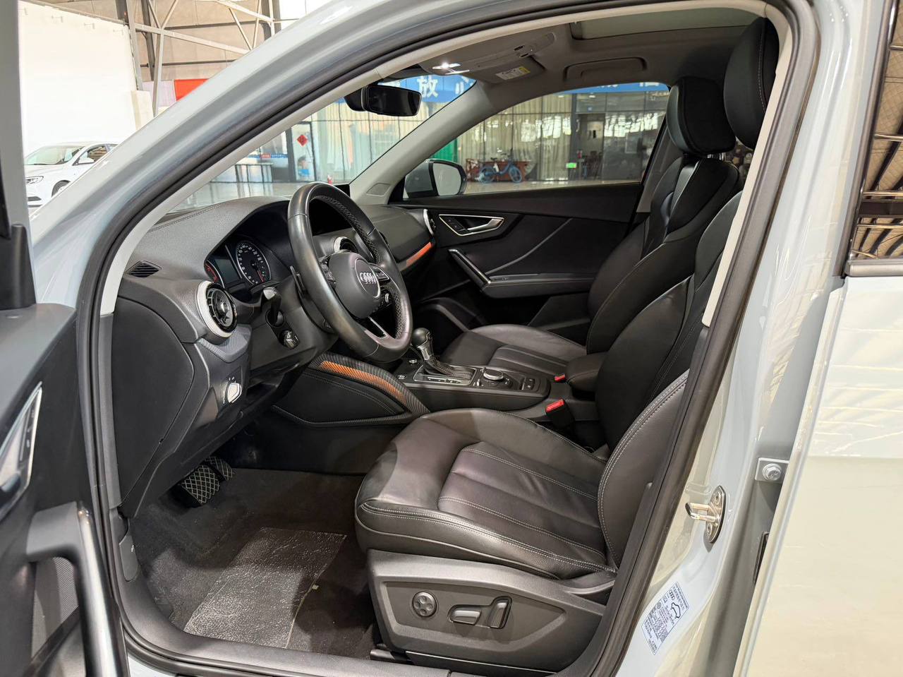 Audi Q2L 8