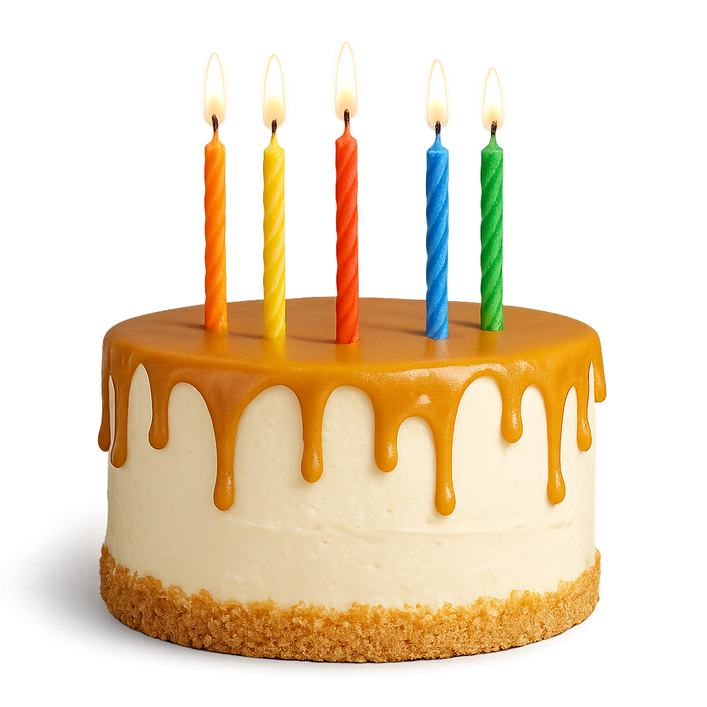 Bolo festivo com velas acesas em fundo transparente