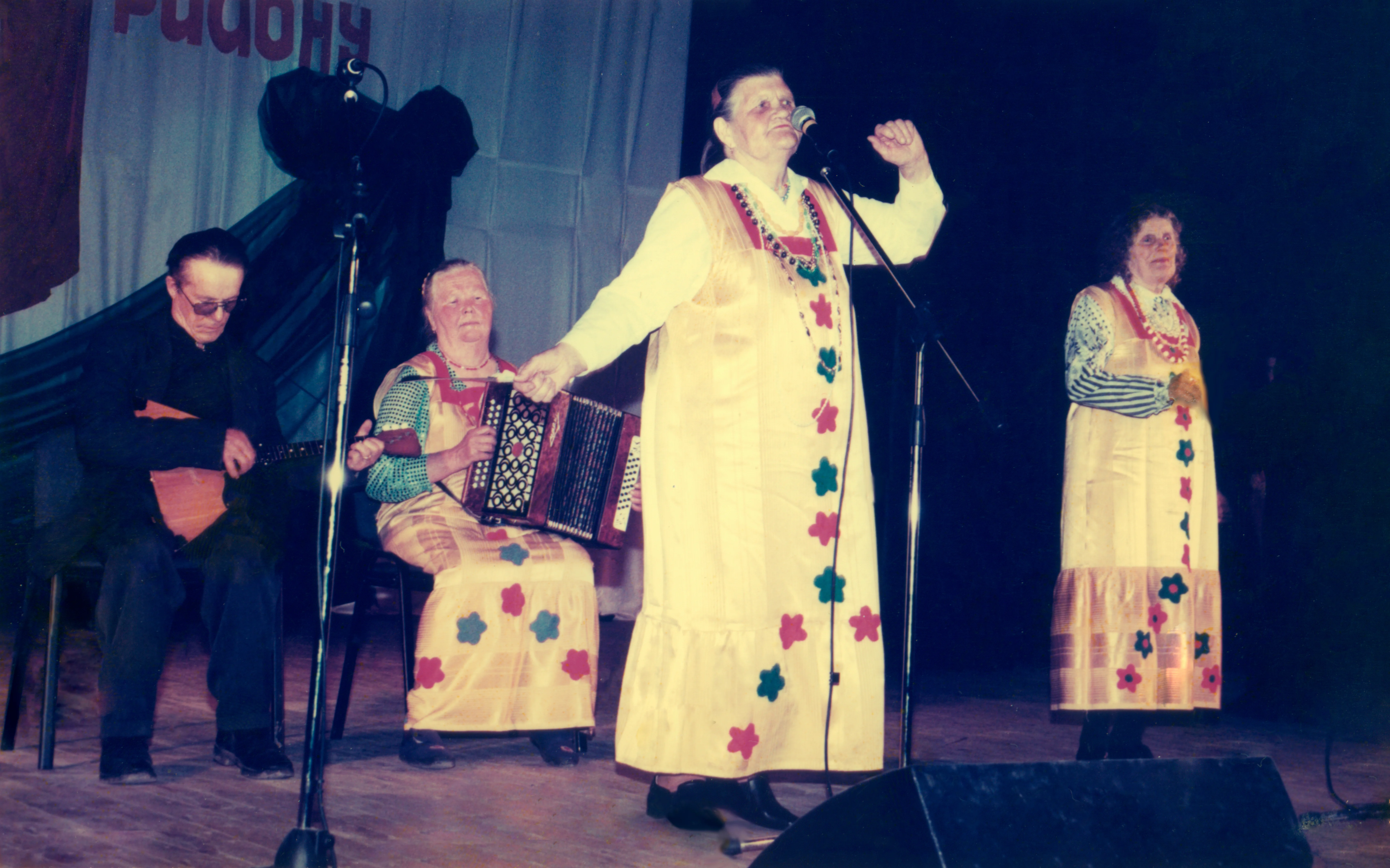 Фольклорный ансамбль на сцене