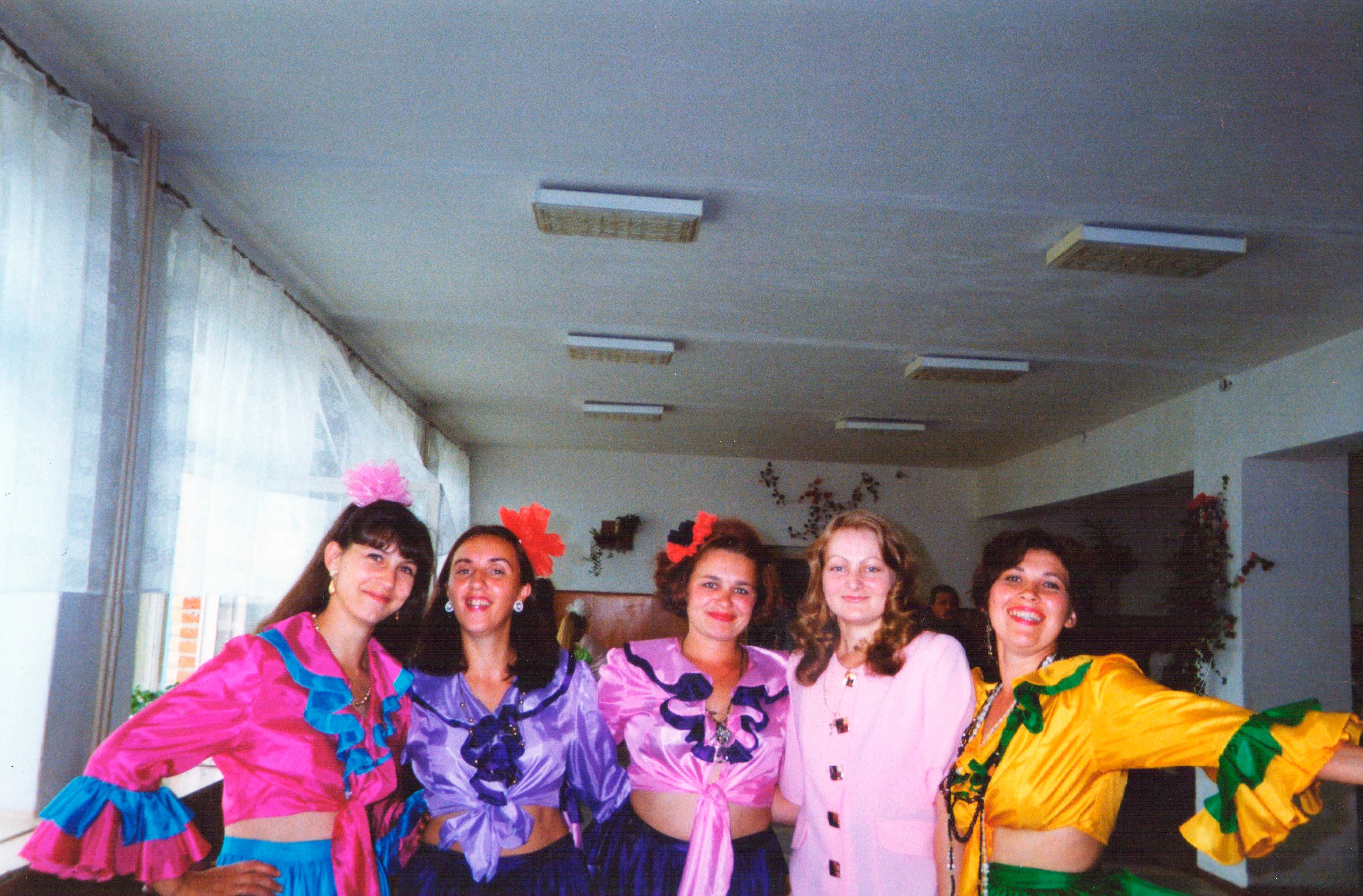 Групповой портрет участниц в костюмах