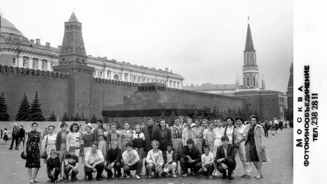 Группа учеников Усть-Ламенской сельской школы на красной площади в Москве