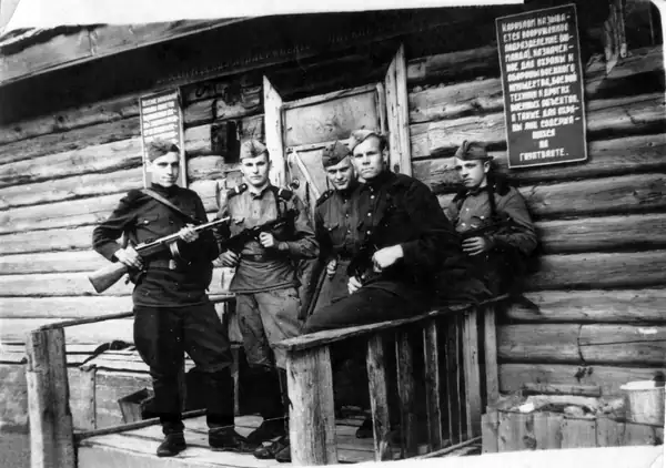 Групповой портрет военнослужащих Советской армии на посту