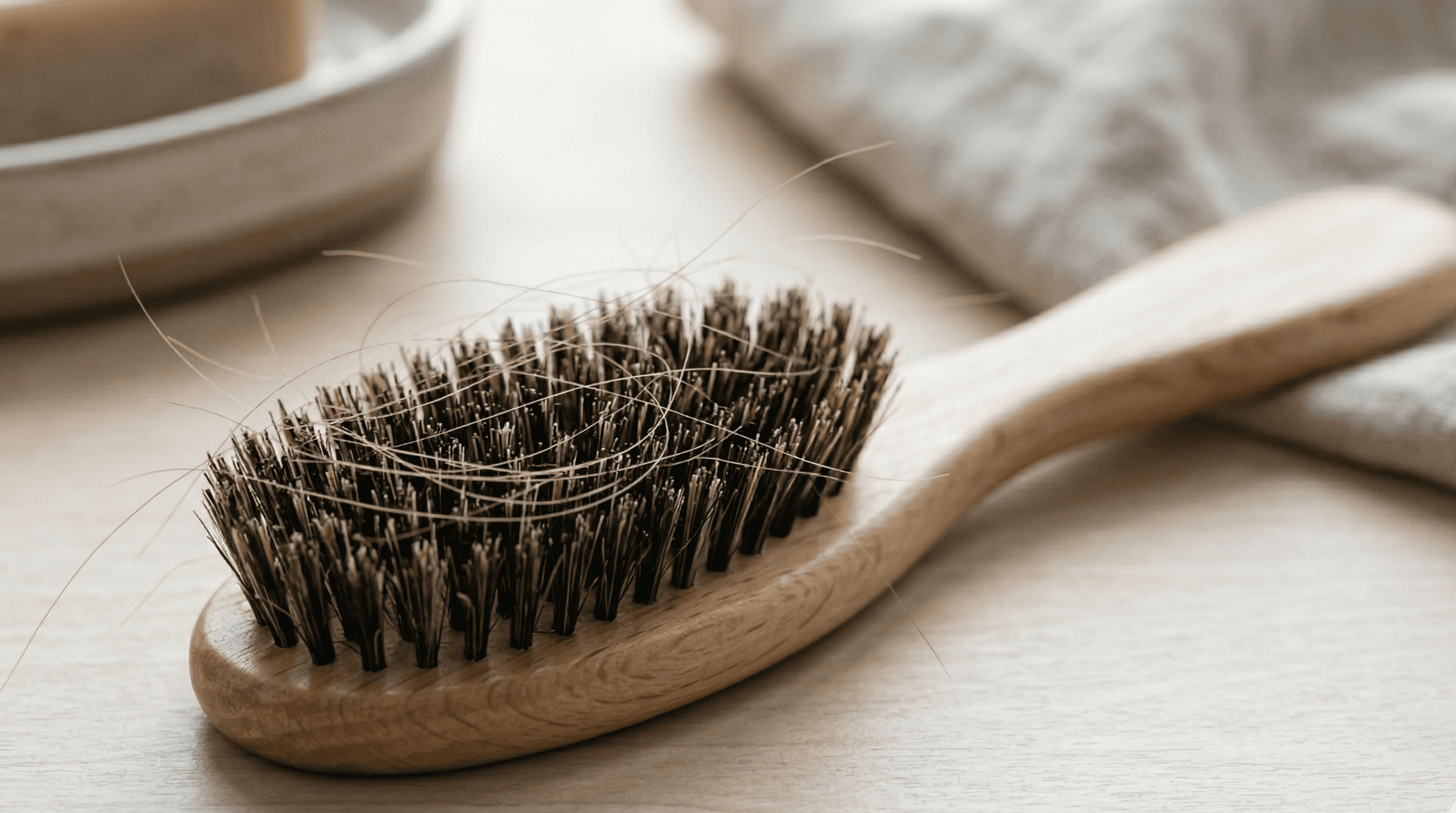 Почему выпадают волосы и что действительно помогает при ослаблении, ломкости и потере плотности 3 Почему выпадают волосы и что действительно помогает при ослаблении, ломкости и потере плотности ()