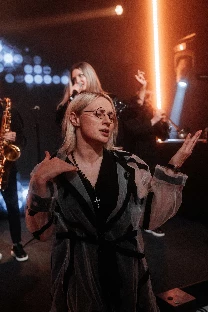 Ведущий и Stand up-комик Лера ZORROVA - фото 11