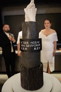 Ведущий Евгений Медведев - фото 20